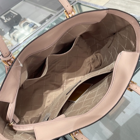 Michael Kors Gilly Large Drawstring Travel Leather Top Zip Tote
Powder Blash - Picture 9 of 16